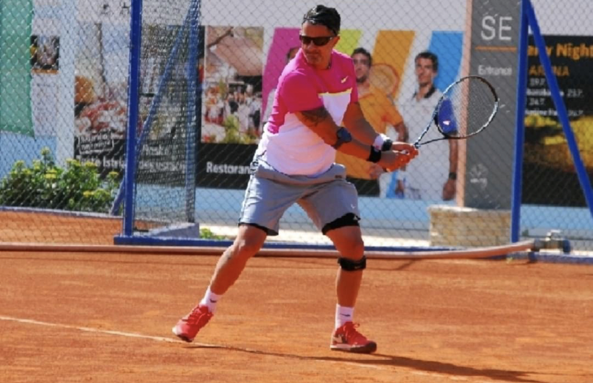 Trainer bei der Rückhand mit Ausfallschritt