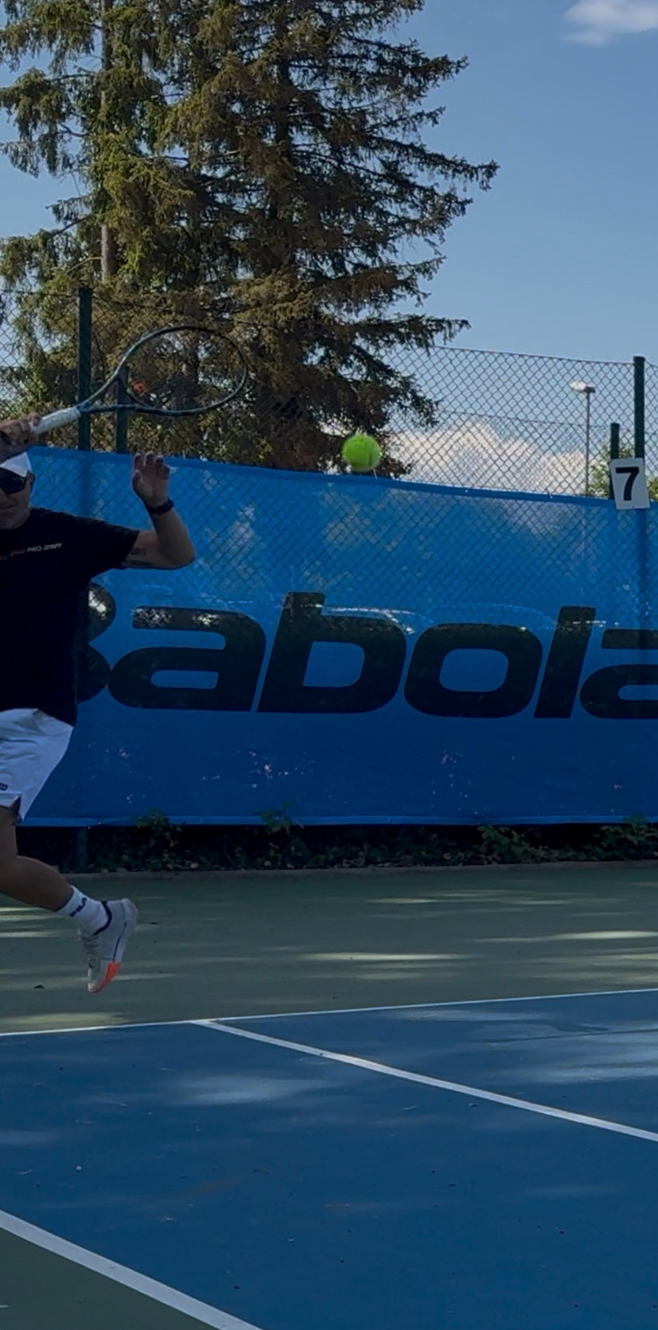 Trainer beim Vorhand-Sprung vor Babolat-Bande