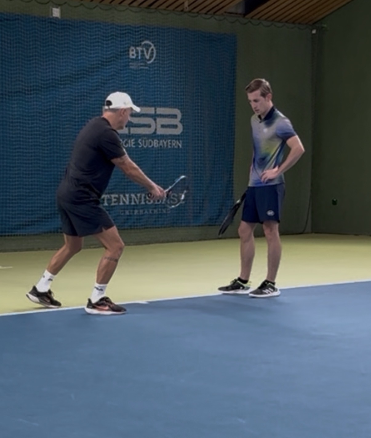 Trainer mit Schüler beim Ballwechsel in der BTV TennisBase Halle Oberhaching
