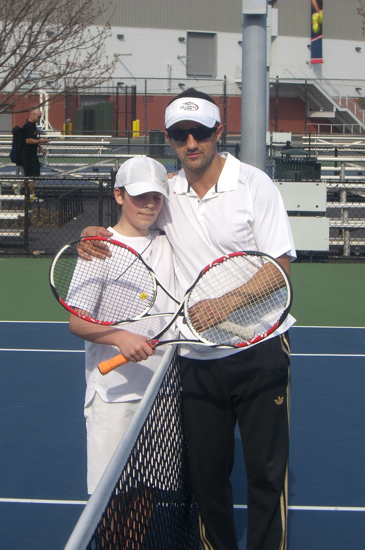 Trainer mit jungem Schüler auf Hartplatz beim US Open