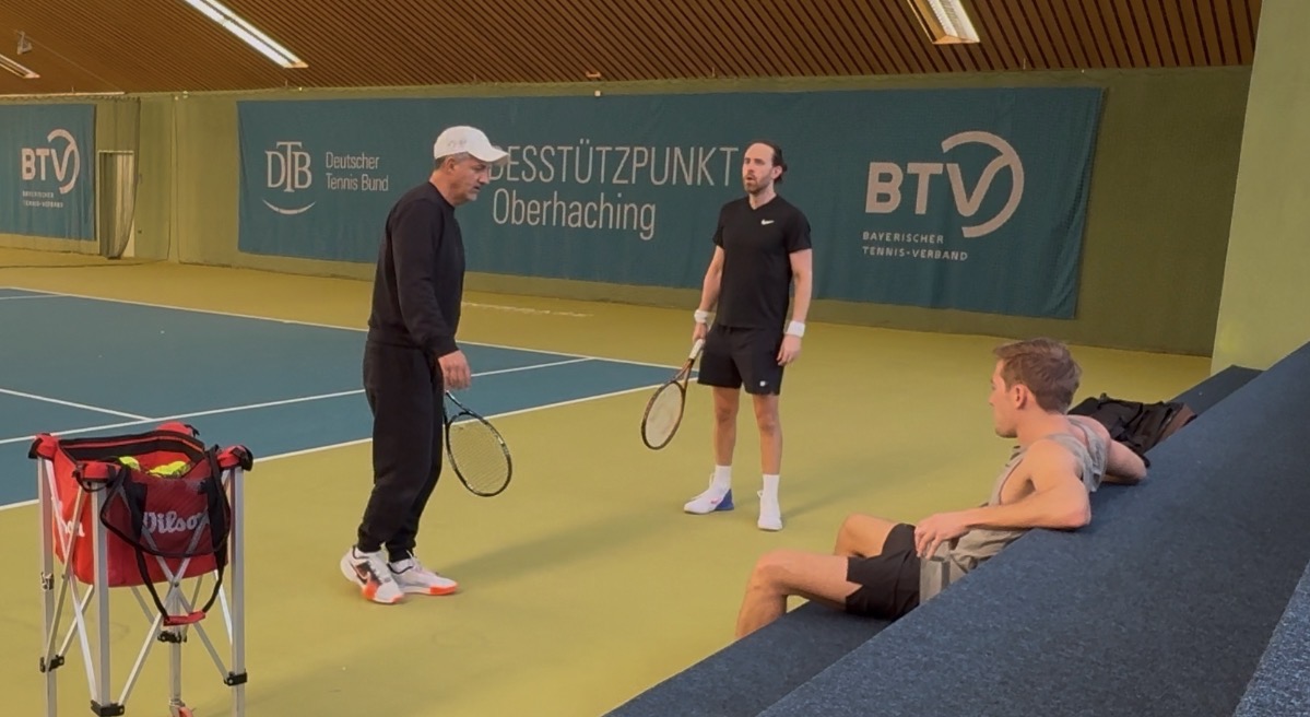 Trainer mit zwei Spielern im BTV Bundesstützpunkt Oberhaching