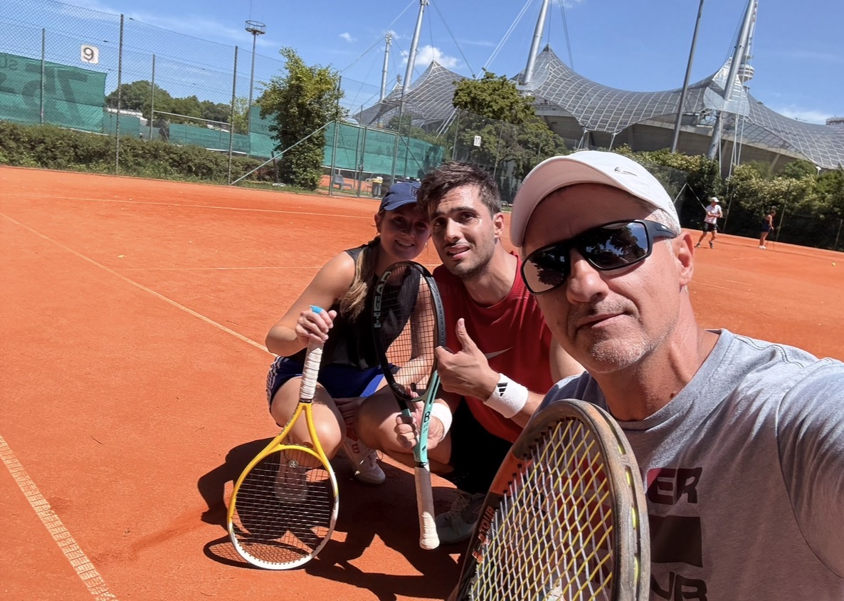 Trainer-Selfie mit zwei Spielern auf Sandplatz vor dem Olympiastadion München