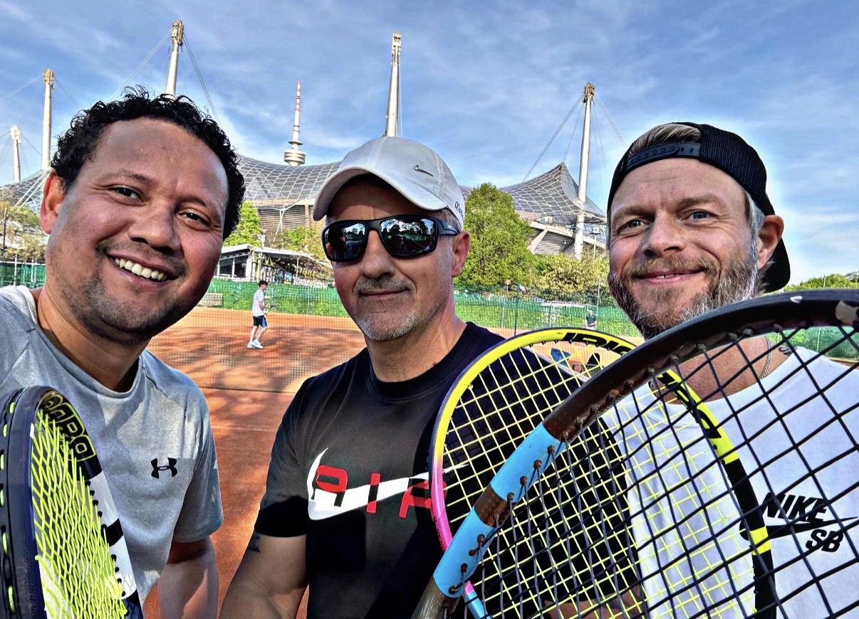 Trainer-Selfie mit zwei Spielern und Schlägern vor dem Olympiastadion München