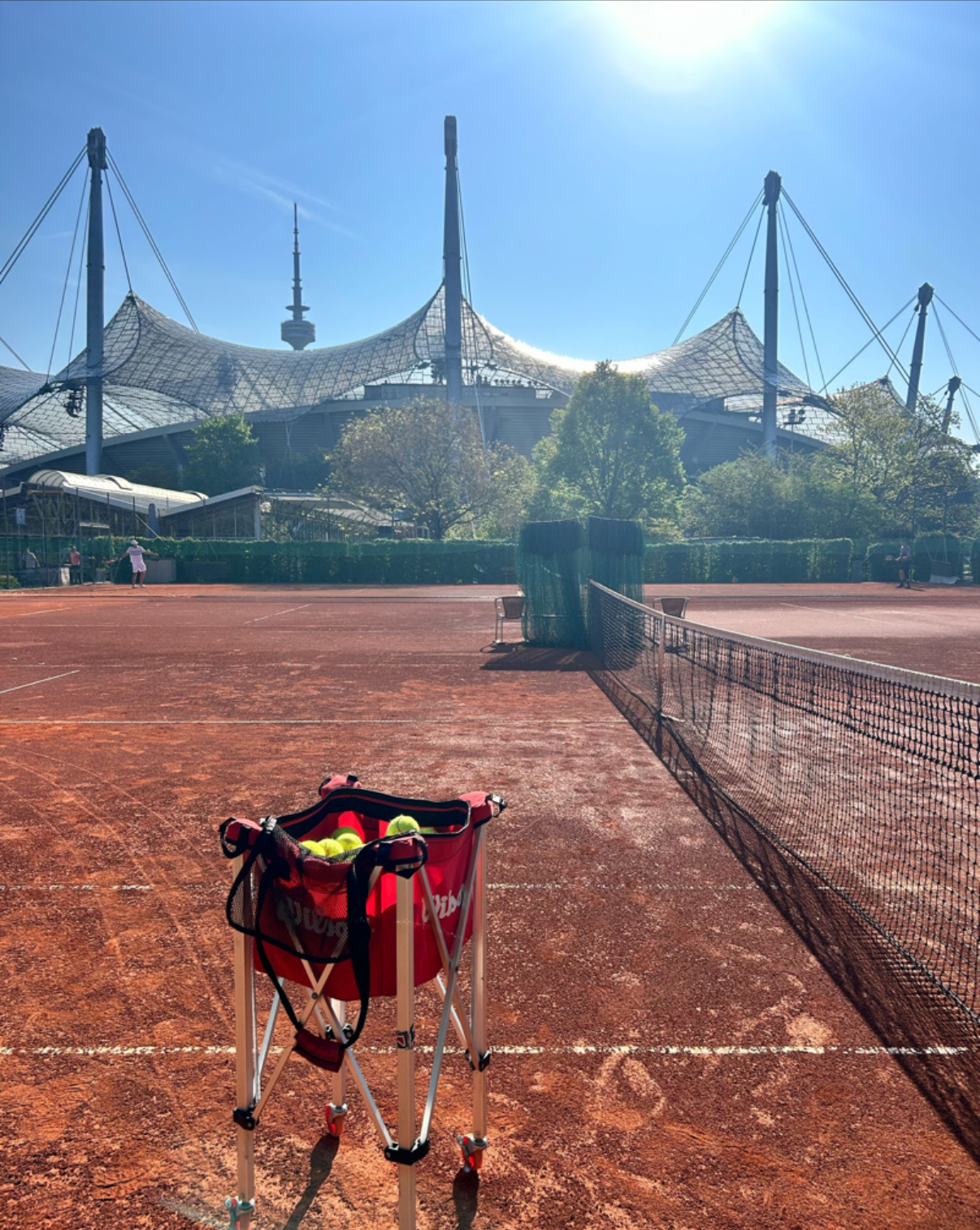Sandplatz vor dem Münchner Olympiapark mit Ballwagen