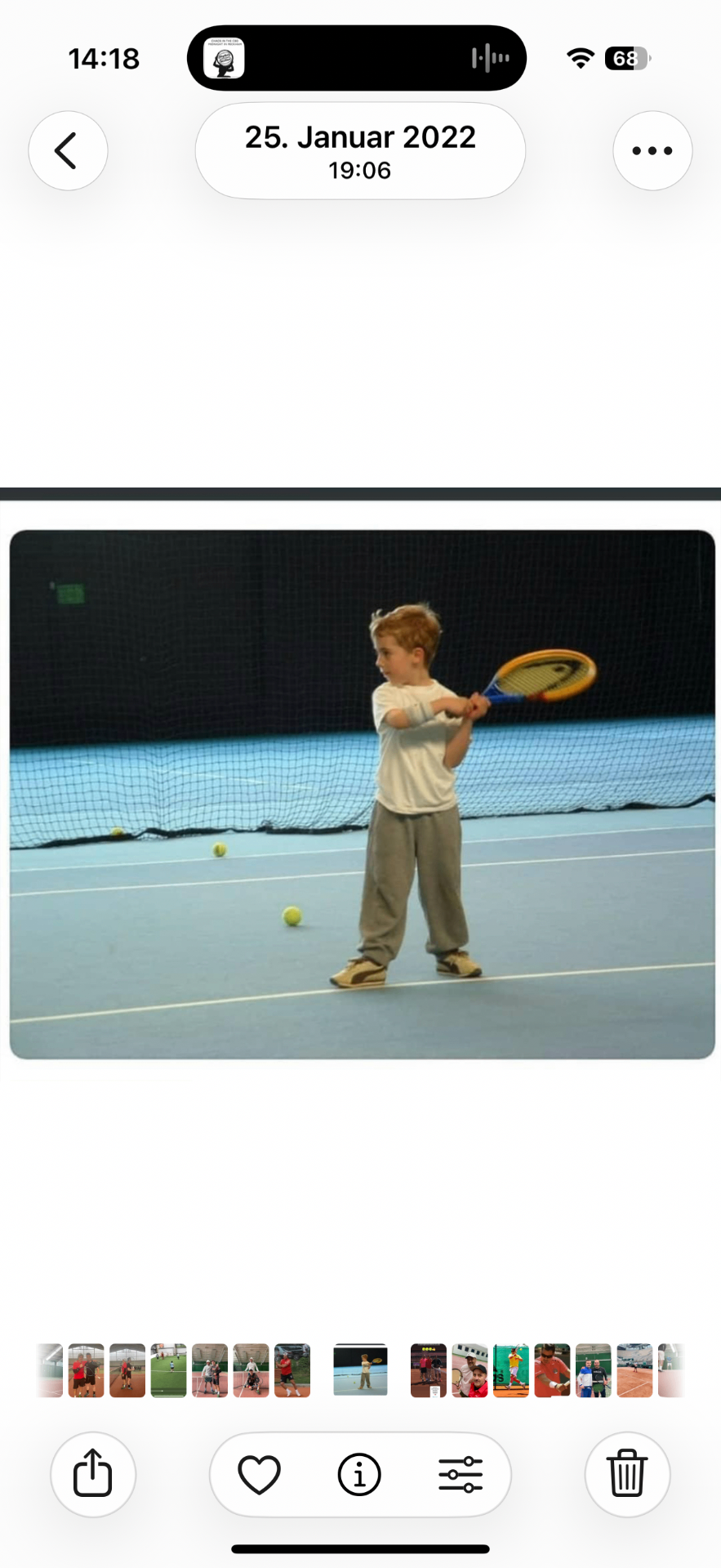 Kind beim Rückhand-Training in der Tennishalle