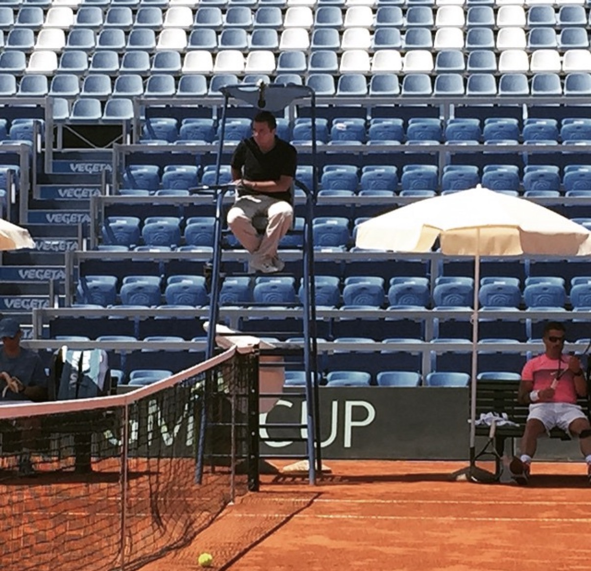 Schiedsrichter auf dem Hochstuhl auf Sandplatz beim Davis Cup